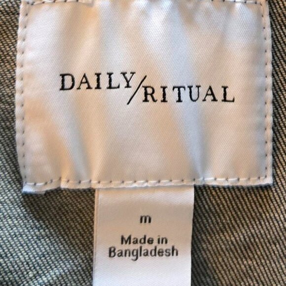 Daily Ritual Women’s Blue Denim Jacket Size M Button Front Pockets Collared - Picture 6 of 9